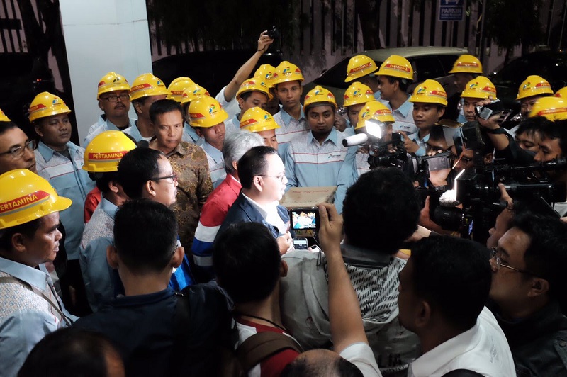 Menteri ESDM Temani Tim Pertamina Bergadang Memantau Pasokan BBM